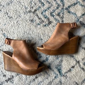 Kenneth Cole Reaction Tan Leather Wedge Heel